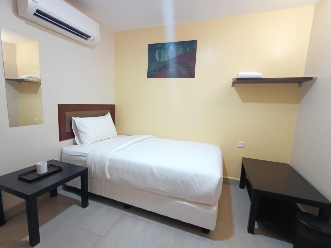 Capital O 90897 Island City Hotel Джорджтаун Экстерьер фото
